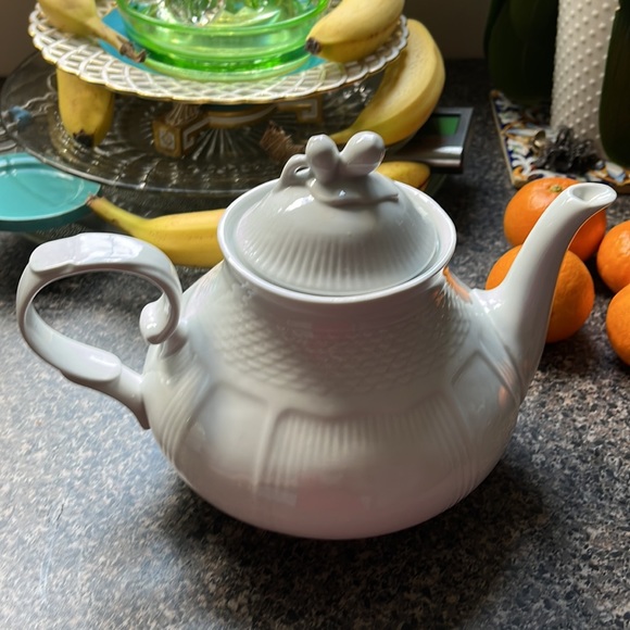 Fine China Teapot from Romania - Picture 2 of 6
